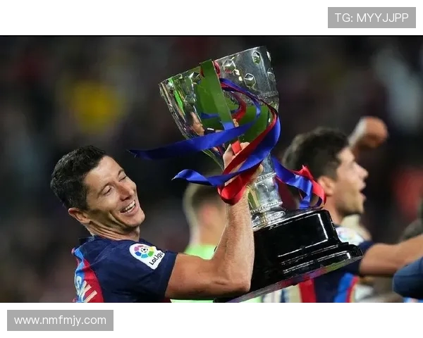 特尔施特根高举冠军奖杯巴萨全队欢庆加冕西甲巅峰荣耀时刻